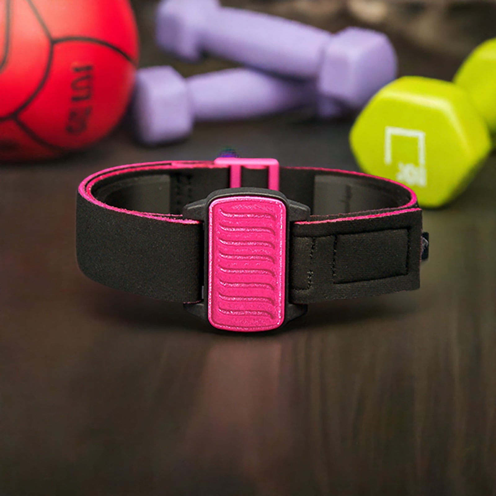 Dexband CGM armband for Dexcom G6 and ONE+ with magenta wave cover and water-resistant neoprene strap, for everyday wear, sport and swimming.