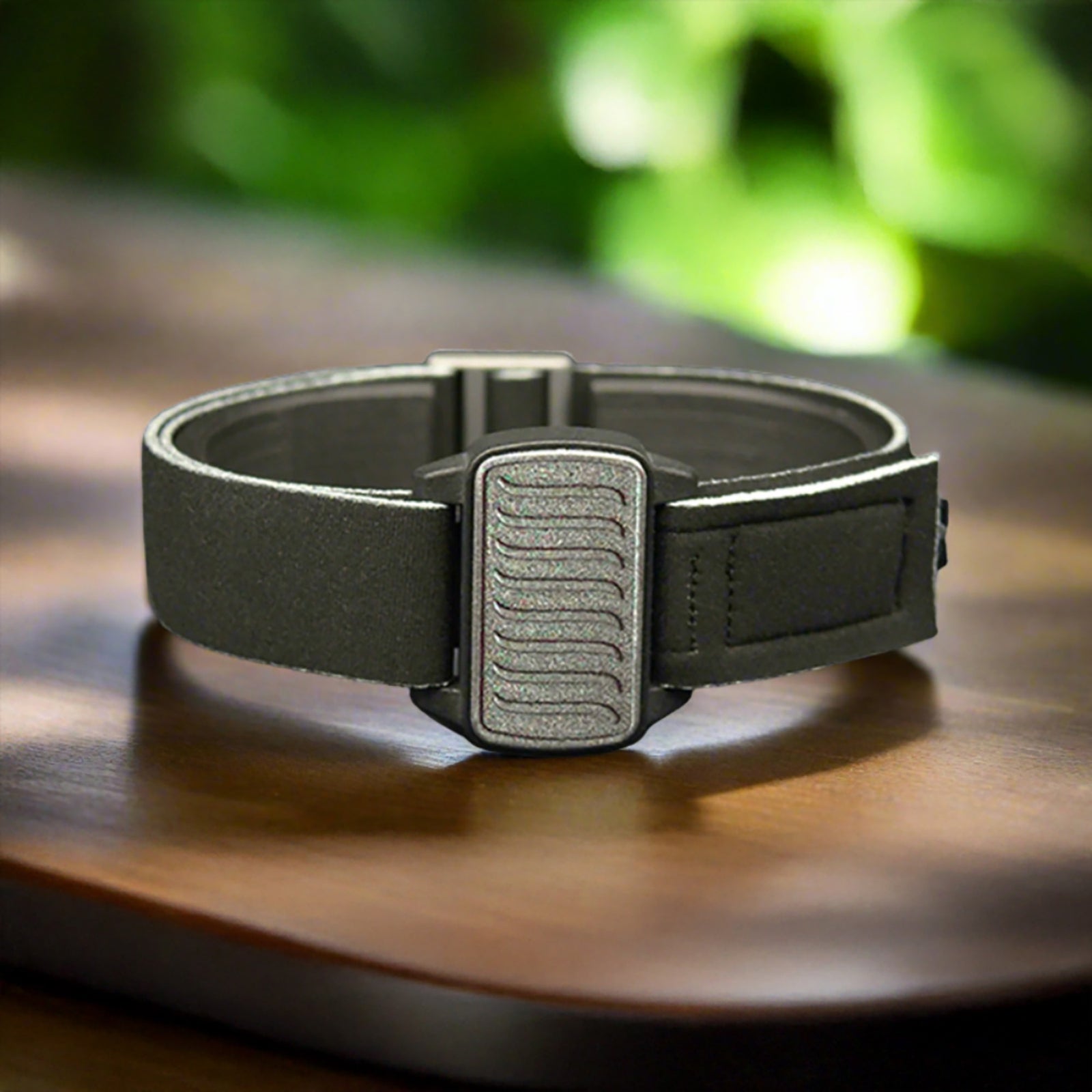 Dexband CGM armband for Dexcom G6 and ONE+ with pewter wave cover and water-resistant neoprene strap, for everyday wear, sport and swimming.